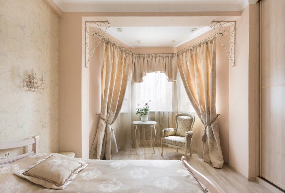 Спальня с эркером в классическом стиле