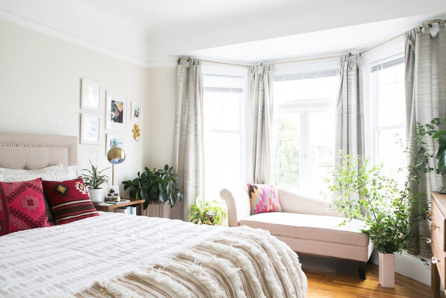 Спальня в эркере с большой кроватью