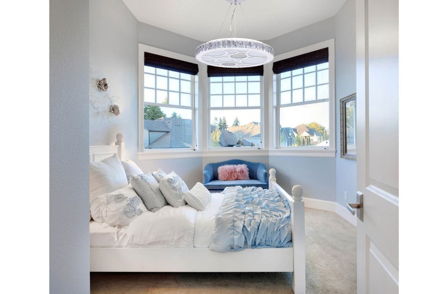 Кровать в эркере