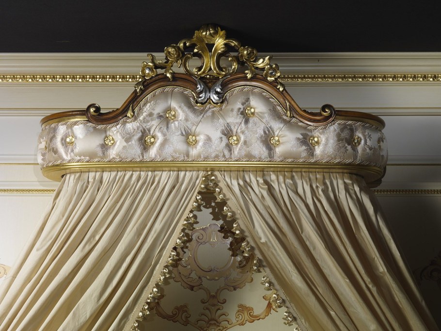 Королевский балдахин