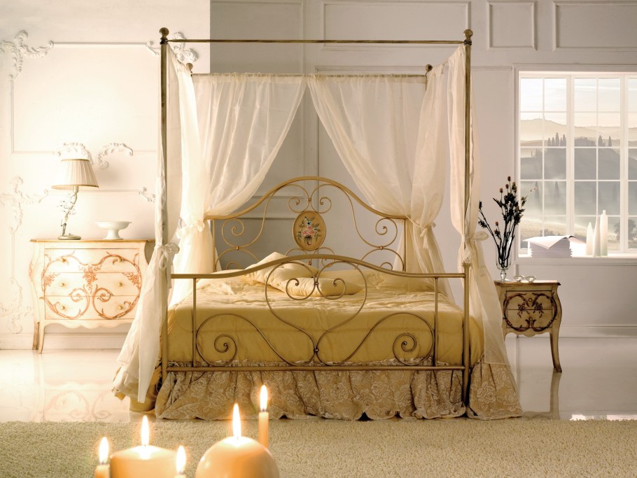 Белые кованые кровати с балдахином