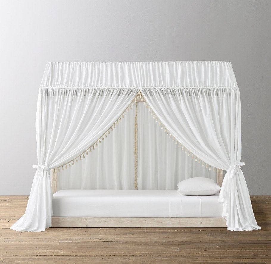 Кровать с занавесками для девочки белая