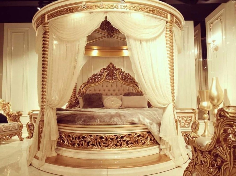 Комната с золотой кроватью