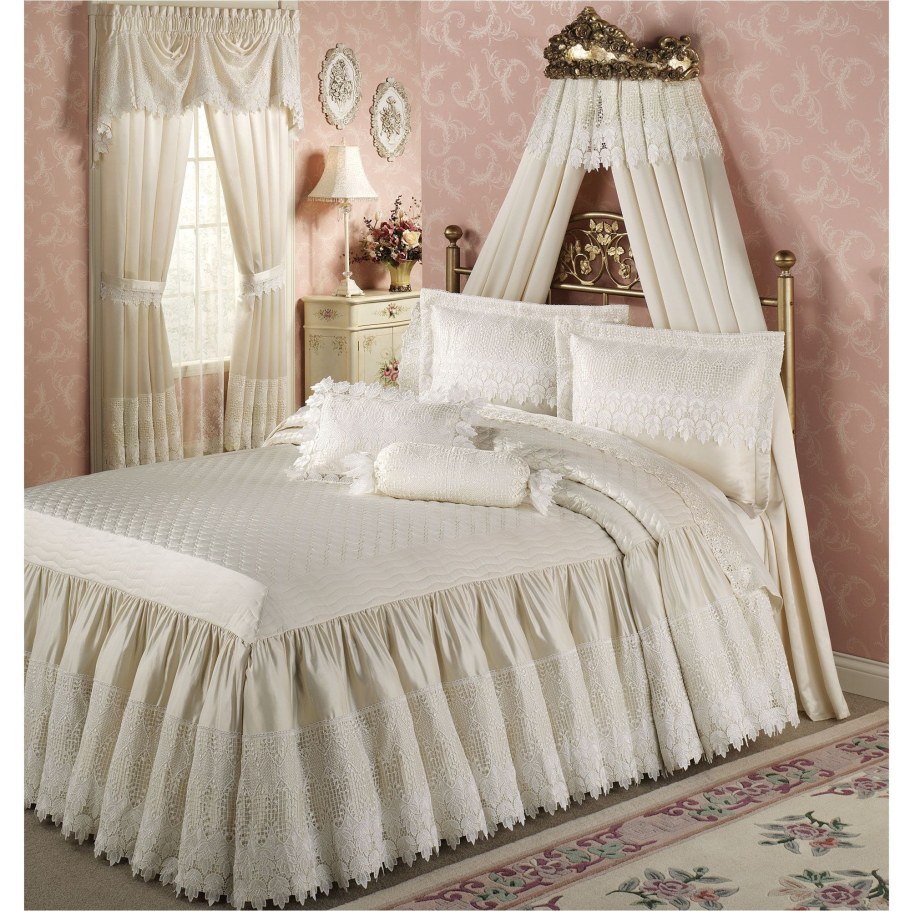 Декоративные комплекты для кровати