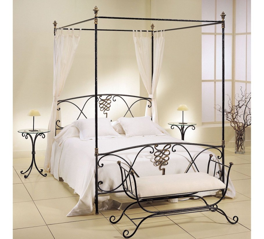 Кровать кованая из металла с болдахином