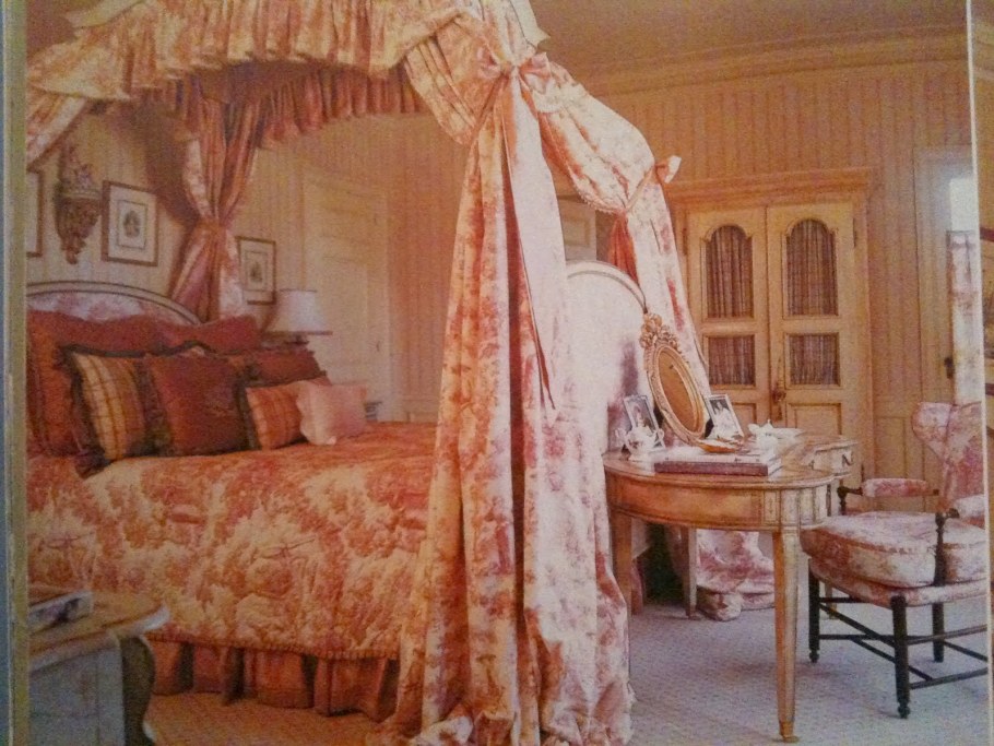 Спальня с балдахином