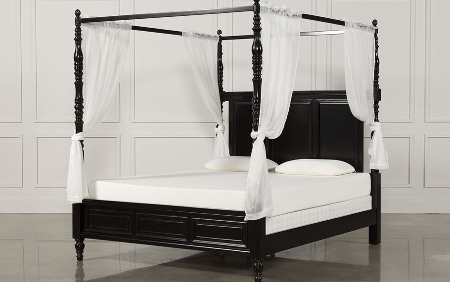 Черная кровать с белым балдахином