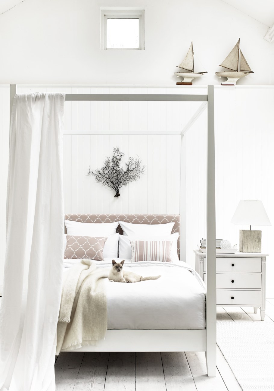 Кровать с балдахином в скандинавском стиле