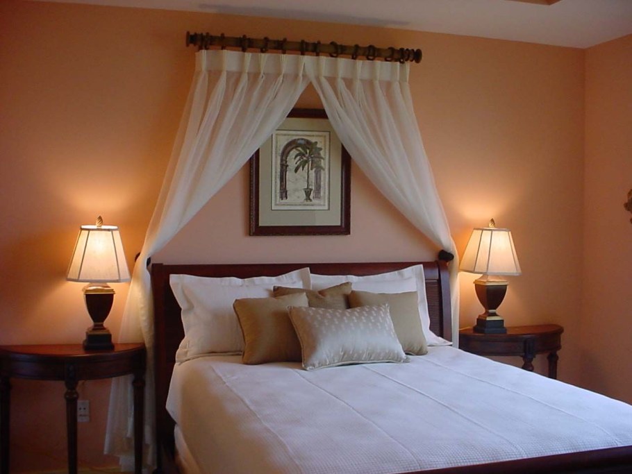 Карниз над кроватью