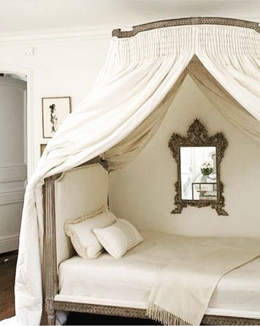 Кровать с балдахином на даче