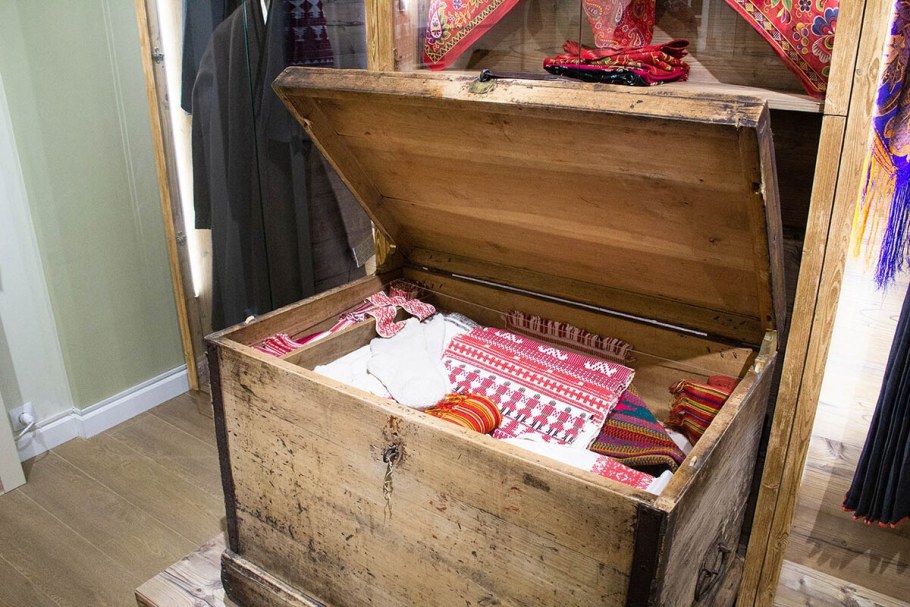 Сундучок старинный с вещами