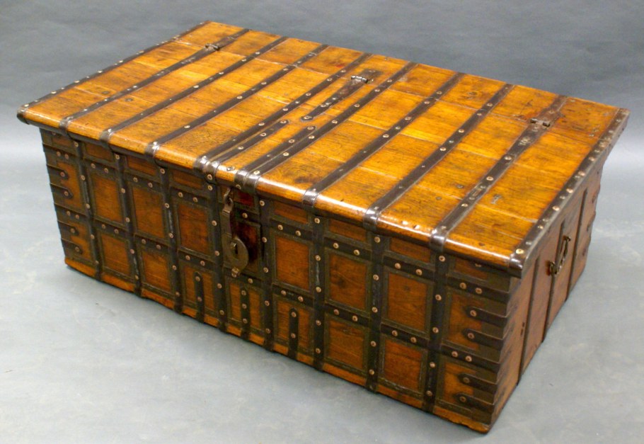 Сундук отреставрированный с металлическими полосками