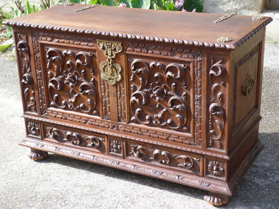 Старинный резной сундук