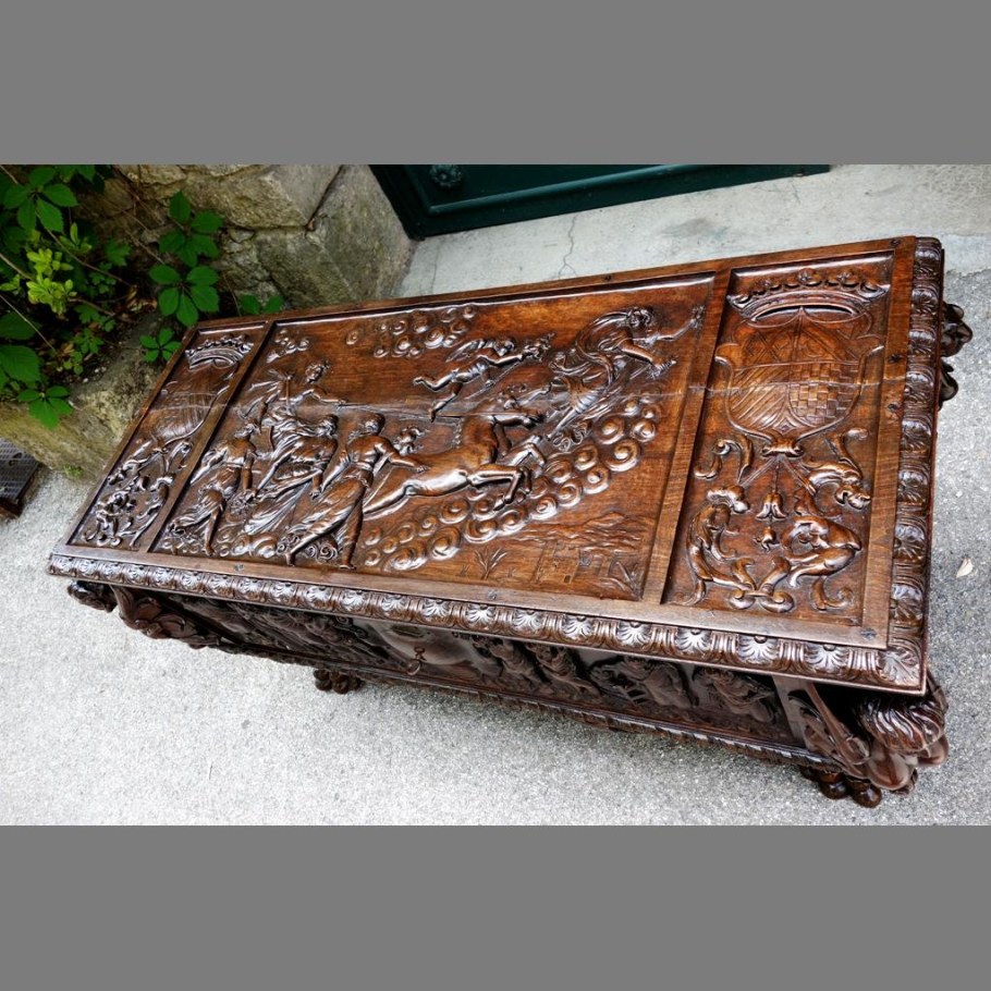 Сундук деревянный резной