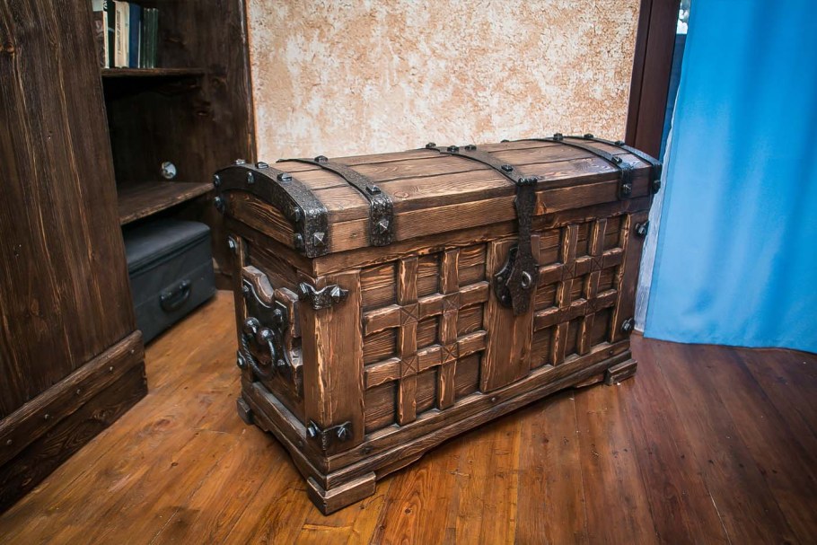 Сундук деревянный