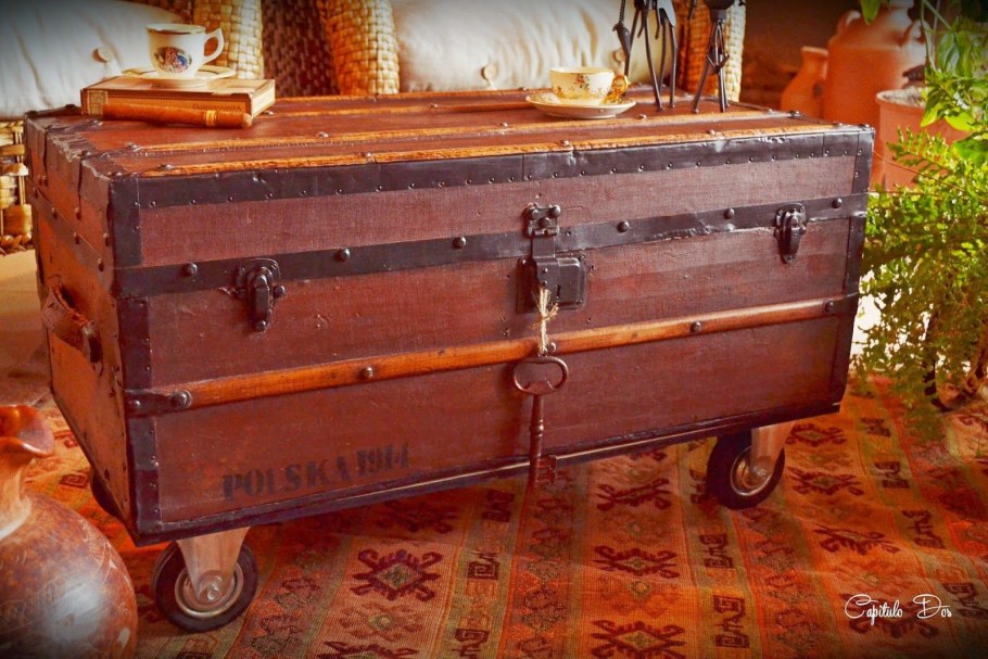 Старинный сундук с приданным