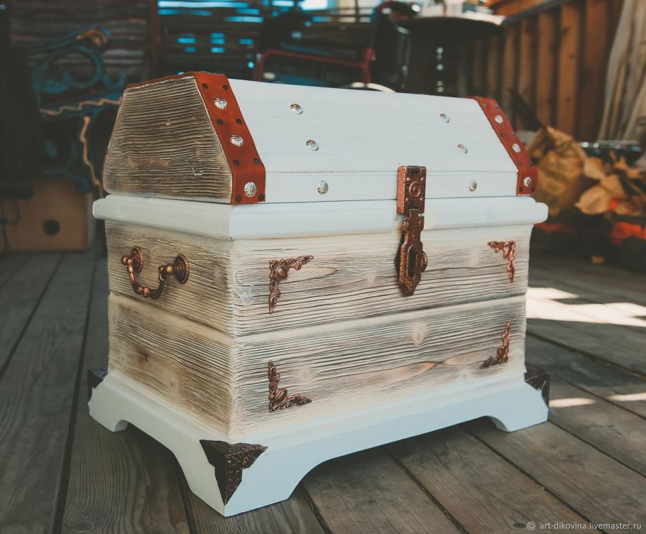 Состаренный сундучок
