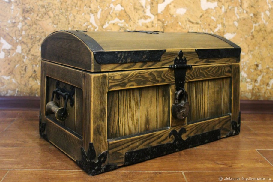 Сундук деревянный напольный старый