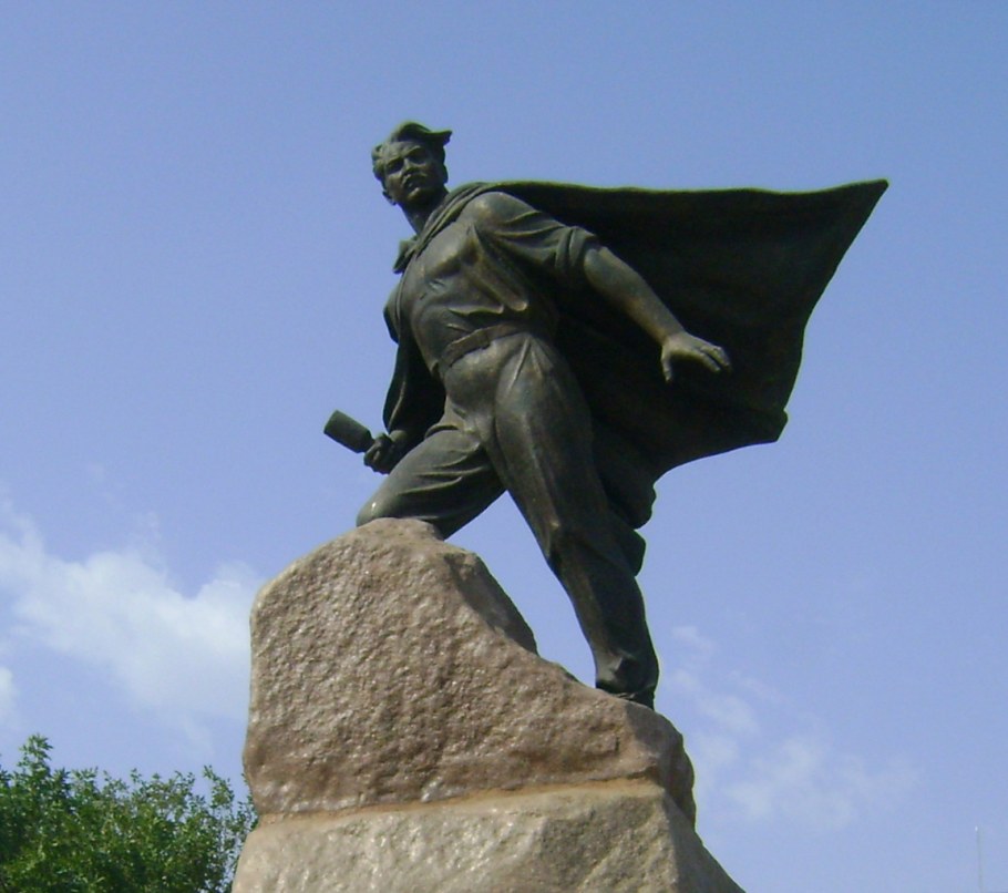 Памятник Мехти Гусейнзаде в Баку