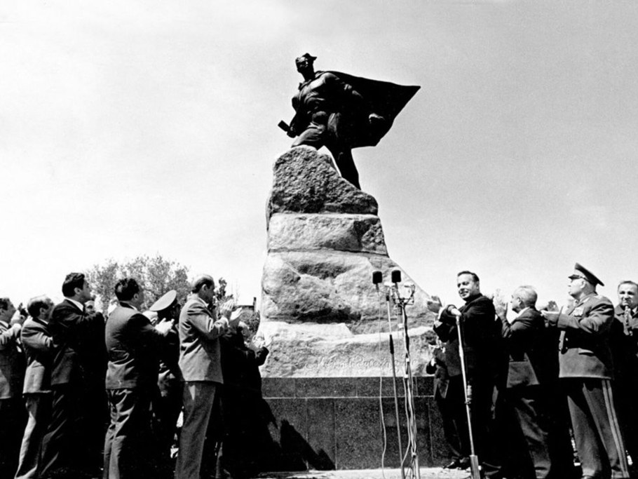Памятник Мехти Гусейнзаде в Баку