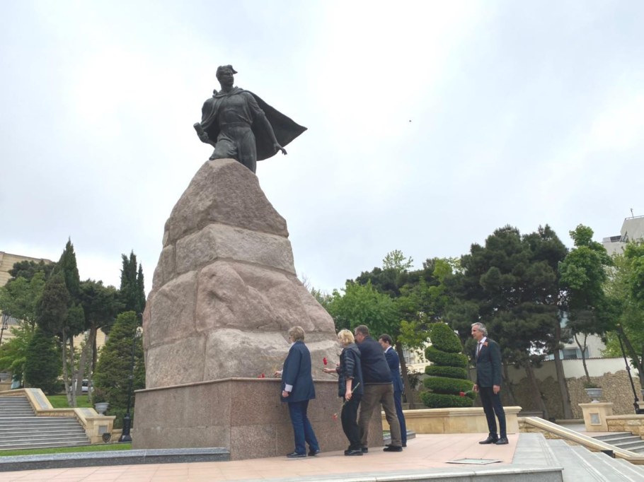 Памятник Мехти Гусейнзаде в Баку
