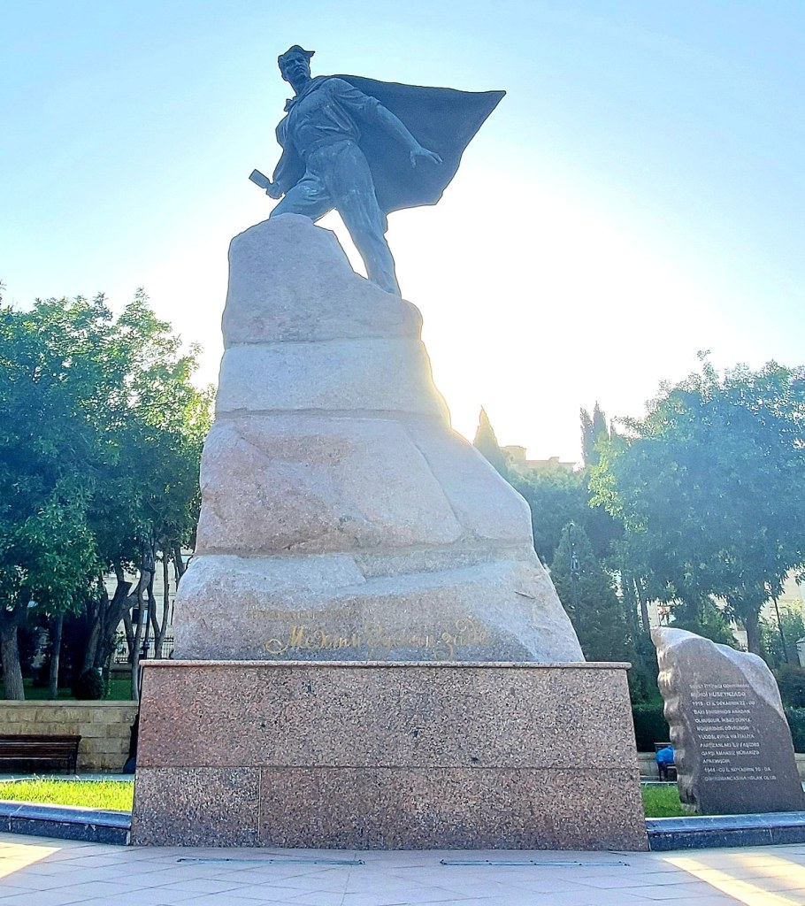 Мехти Гусейнзаде памятник