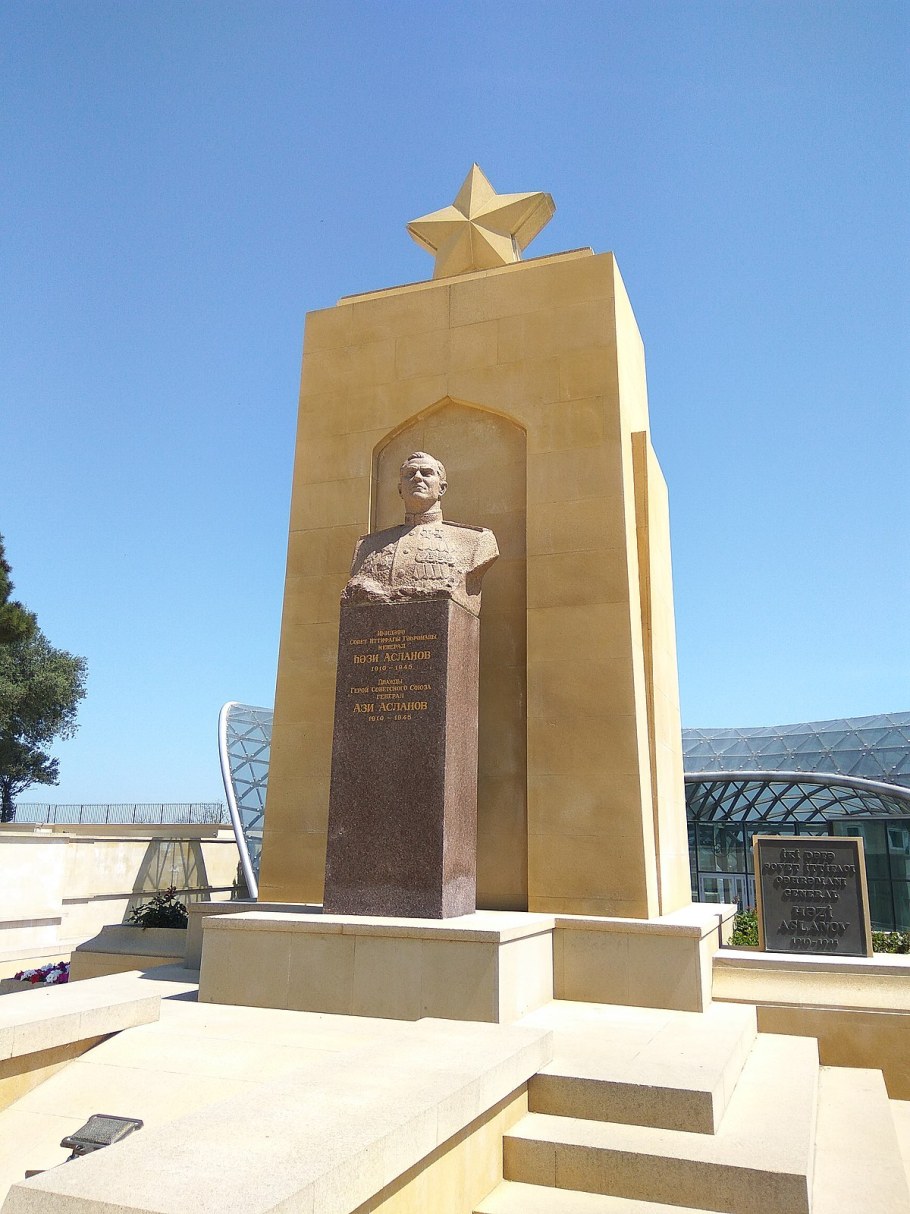 Памятник Хази Асланова