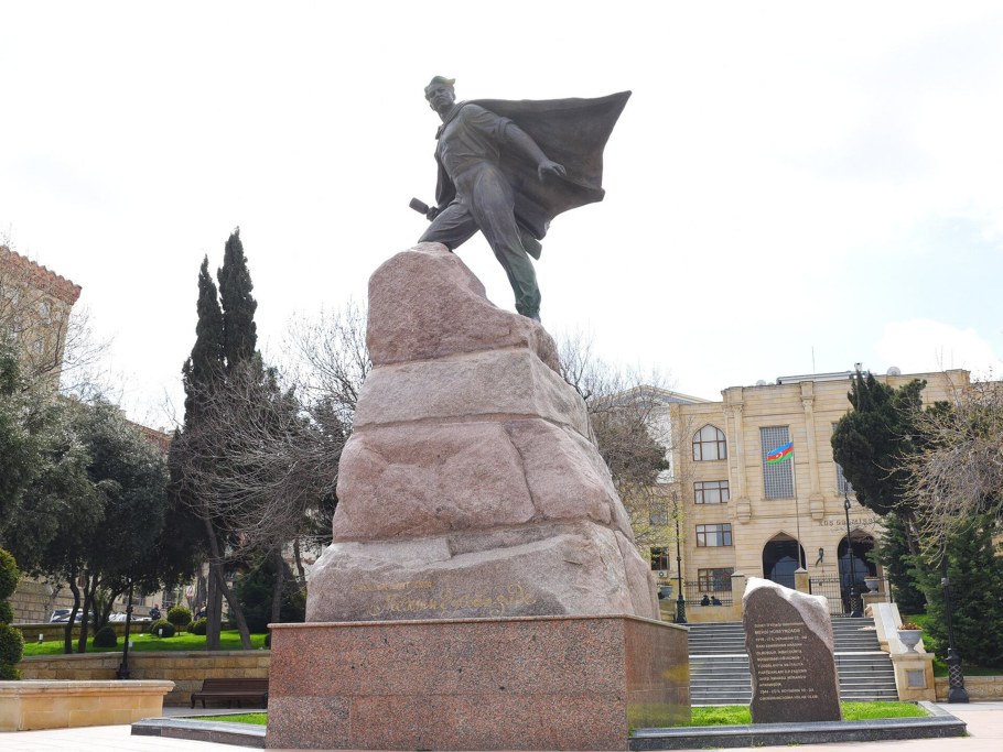 Баку. Памятник Мехти Гусейн-заде