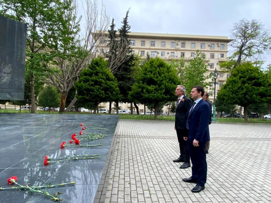 Памятник Мехти Гусейнзаде в Баку