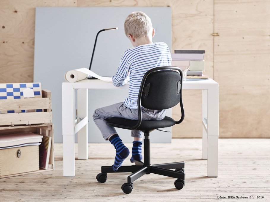 Детский рабочий стул школьника