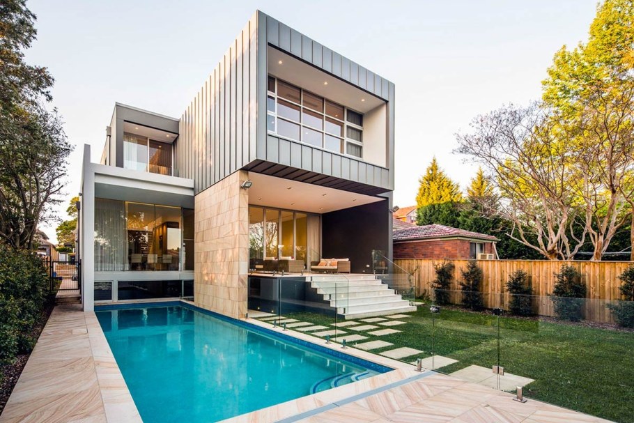 Небольшой дом с бассейном