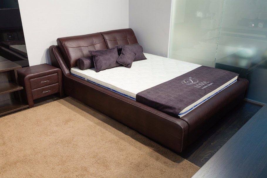 Кровать с наклонной спинкой