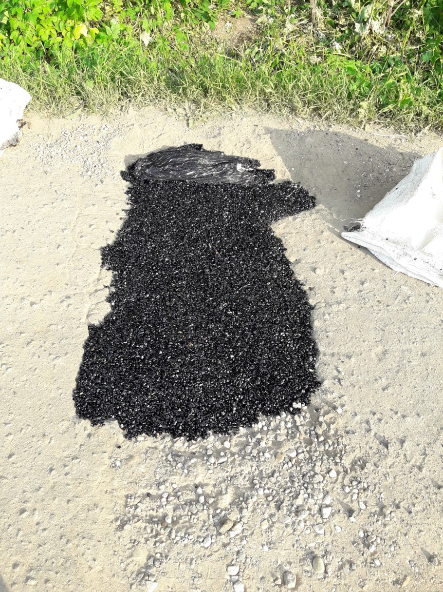 Холодный асфальт в мешках