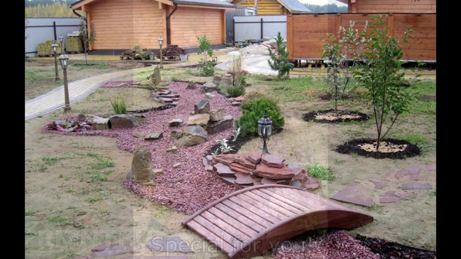 Сухой ручей с мостиком