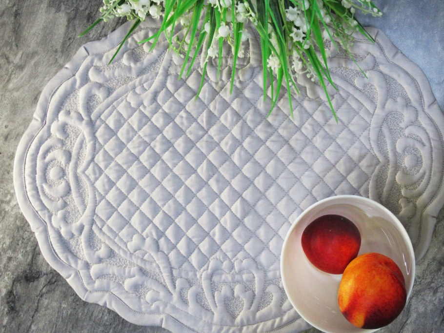 Салфетка трапунто белая с фестонным краем