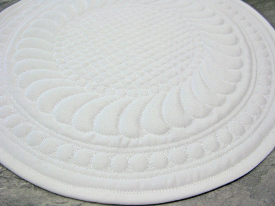 Салфетка трапунто белая с фестонным краем