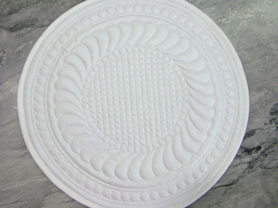 Салфетка трапунто белая с фестонным краем