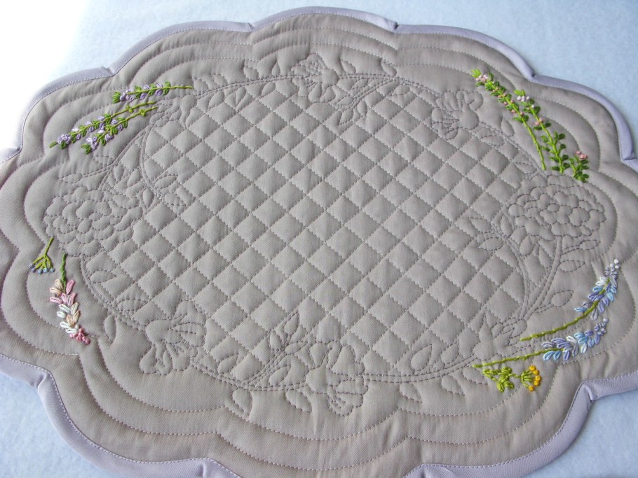 Салфетка трапунто белая с фестонным краем