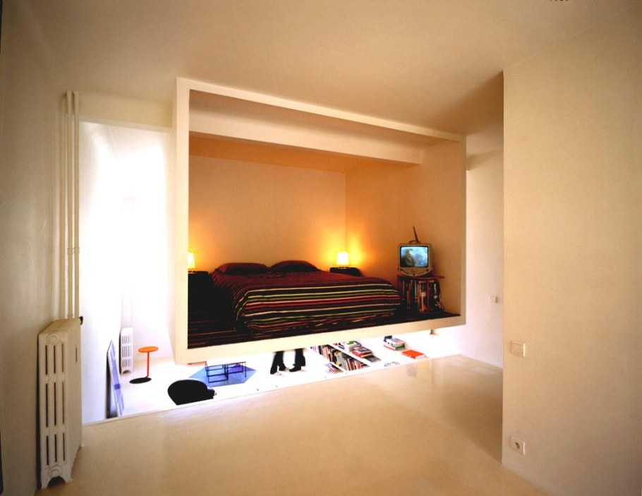 Кровать в нише в студии