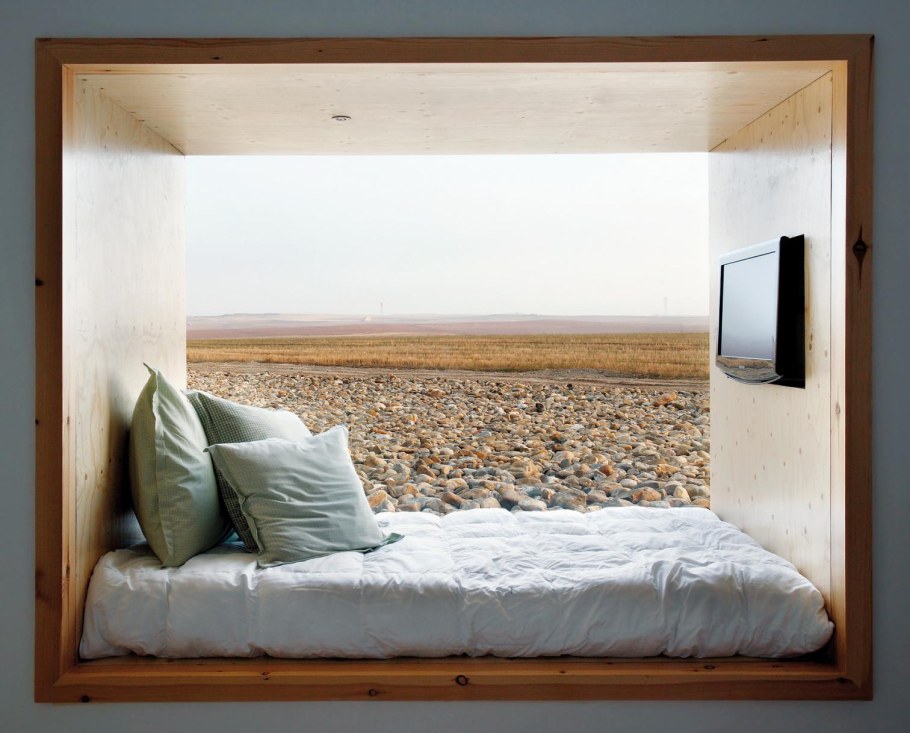 Двуспальная кровать в нише