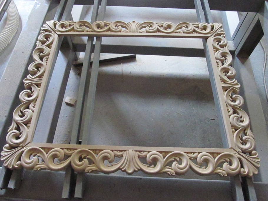 Резная деревянная рама для зеркала