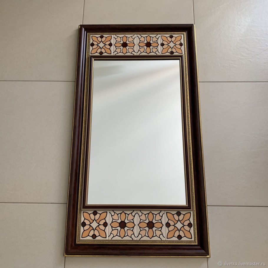 Зеркало в керамической раме