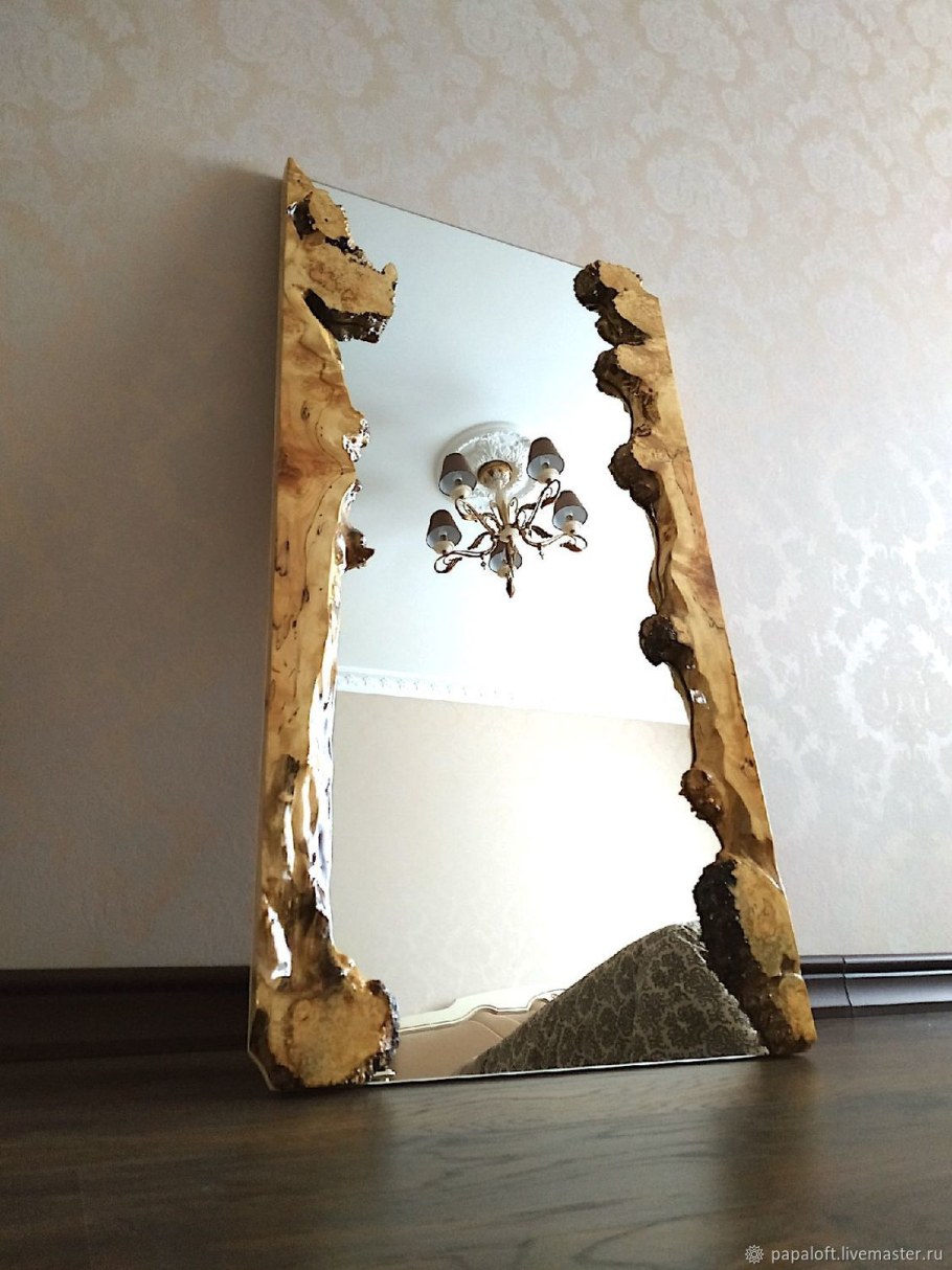 Зеркало в деревянной рамке