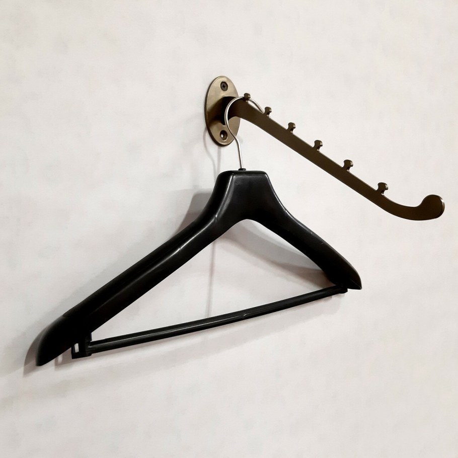 Вешалка консольного типа