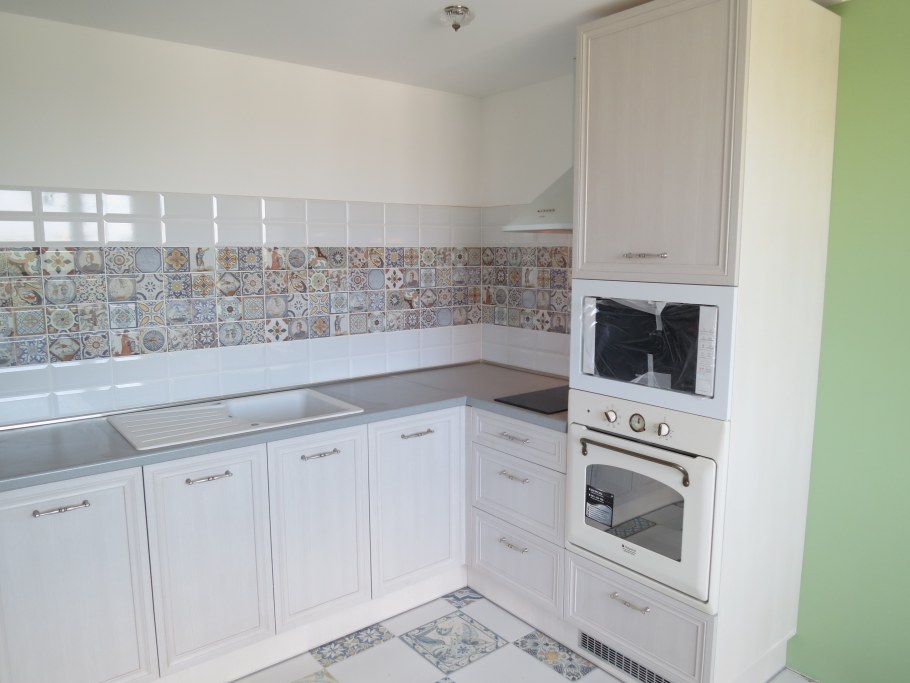 Белый кухонный гарнитур с рамочным оформлением