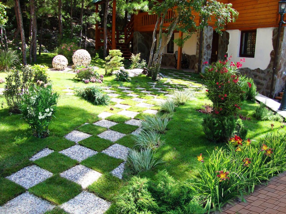 Газон в саду между деревьями