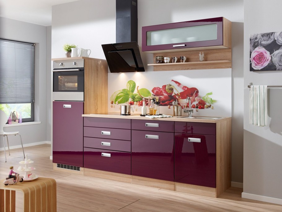 Кухня бордовая с деревом