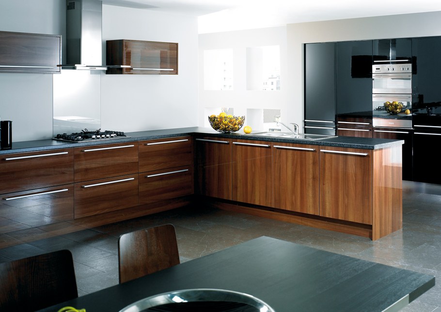 Кухня черный глянец и дерево