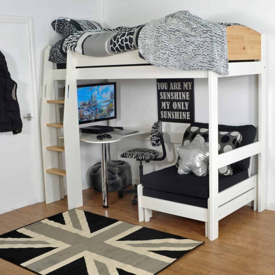 Двухъярусная кровать с диваном и столом