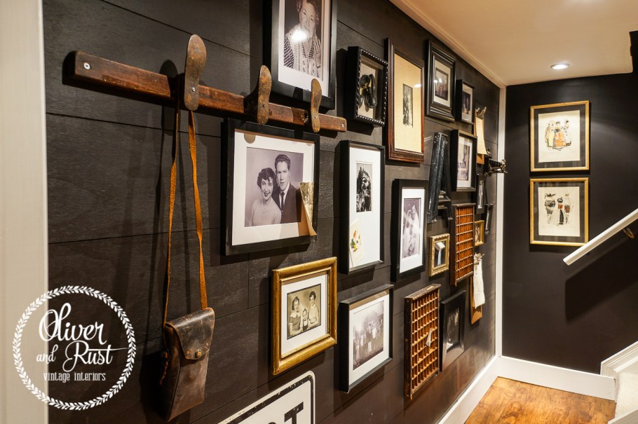 Музей с темными стенами